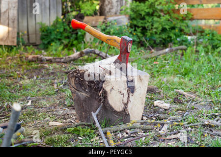 Hacha de acero en el jardín, cortador de leña Fotografía de stock