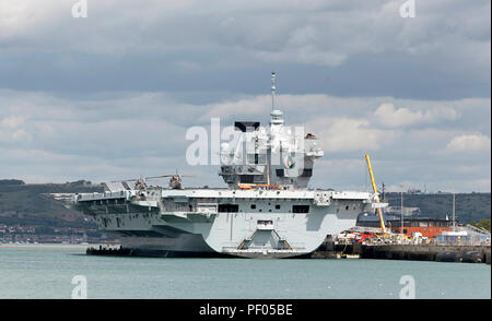 HMS Queen Elisabeth ve preparando para apartarse Portsmouth Dockyard sur de Inglaterra en el despliegue de los EE.UU. para más pruebas de mar. Foto de stock