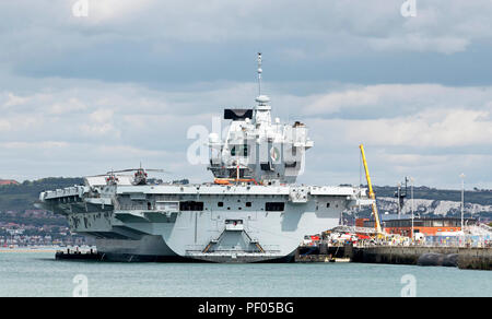 HMS Queen Elisabeth ve preparando para apartarse Portsmouth Dockyard sur de Inglaterra en el despliegue de los EE.UU. para más pruebas de mar. Foto de stock
