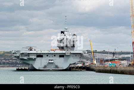 HMS Queen Elisabeth ve preparando para apartarse Portsmouth Dockyard sur de Inglaterra en el despliegue de los EE.UU. para más pruebas de mar. Foto de stock