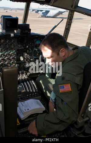 La Reserva de la Fuerza Aérea de los EE.UU. El Teniente Coronel Keith Jasmin, jefe de operaciones actuales, la 913ª Escuadrilla de Apoyo a las operaciones, realiza las comprobaciones lista de verificación antes de una misión de entrenamiento en la base de la Fuerza Aérea de Little Rock, Arkansas, 28 ene, 2016. La última misión constaba de dos horas de bajo nivel de caída de aire piloto de formación técnicas y conocimientos. (Ee.Uu. Foto de la fuerza aérea por el Sargento Primero. Jeff Walston,/liberado) Foto de stock