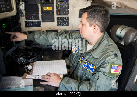 La Reserva de la Fuerza Aérea de los EE.UU. El Teniente Coronel James Trevino, un navegador principal asignado al 327° Escuadrón Aéreo, realiza las comprobaciones lista de verificación antes de una misión de entrenamiento en la base de la Fuerza Aérea de Little Rock, Arkansas, 28 ene, 2016. La última misión constaba de dos horas de bajo nivel de caída de aire piloto de formación técnicas y conocimientos. (Ee.Uu. Foto de la fuerza aérea por el Sargento Primero. Jeff Walston,/liberado) Foto de stock
