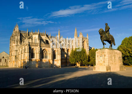 Portugal, el distrito de Ribatejo, Costa da Prata, Batalha, Monasterio de Santa Maria da Vitoria y estatua ecuestre Foto de stock