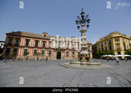 Plaza Virgen de los Reyes y el Palacio del Arzobispo de Sevilla (Palacio Arzobispal), España Foto de stock