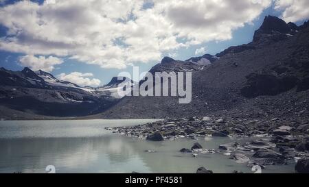 Lago glaciar, Lac du Grand Desert, Suiza Foto de stock
