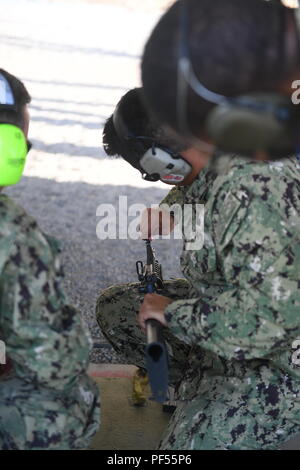 180810-N-KG738-1028 SAN DIEGO (Ago. 10, 2018) Jefe del artillero Mate ...