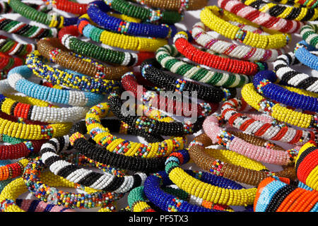 Masai abalorios pulseras para su venta fuera de tienda en Olduvai Gorge,  Tanzania, África oriental Fotografía de stock - Alamy
