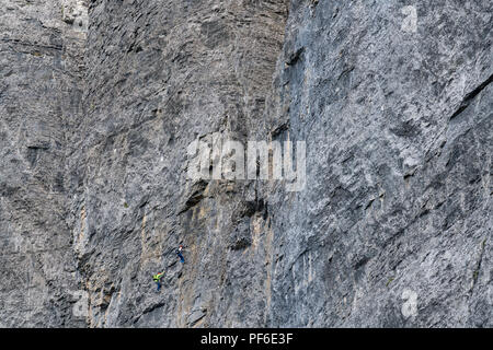 La escalada en la vía ferrata, Leucurbad Gemmi-Daubenhorn, Suiza, Europa Foto de stock