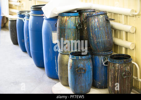 Fábrica De Productos Químicos, Bidones De Plástico De Almacenamiento,  Barriles Azules Fotos, retratos, imágenes y fotografía de archivo libres de  derecho. Image 17940271