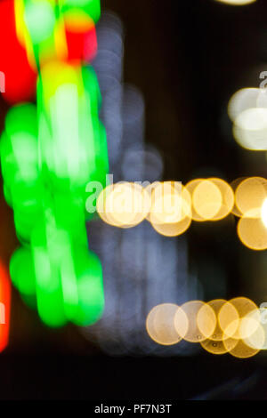 Fondo difuminado de color rojo, amarillo y verde contra un telón de fondo oscuro de luces
