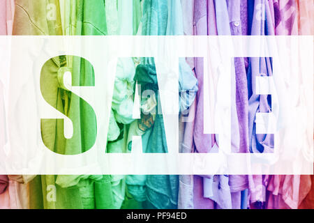 Rainbow fondo con el jersey en la tienda de ropa de mujer. Concepto de descuento. Foto de stock