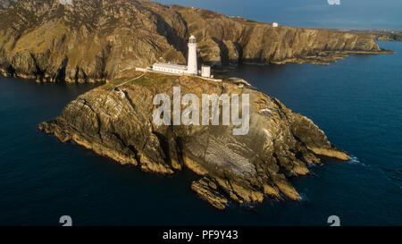 Vista aérea de South Stack Lighthouse al atardecer en Anglesey, Gales, Reino Unido Foto de stock