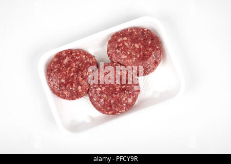 Carne picada en paquete plástico aislado sobre fondo blanco.