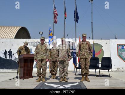 KABUL, Afganistán (4 de junio del 2016) - La Fuerza Aérea de EE.UU. My Gen. Barre Seguin (izquierda), el Comando Aéreo de la OTAN de Afganistán y 9ª tarea expedicionaria aérea y espacial Force-Afghanistan, comandante de la Fuerza Aérea de los EE.UU Brig. Gen. Phillip Stewart (centro), saliente, asesorar, capacitar y ayudar Command-Air y 438th Air Expeditionary Wing commander, y la Fuerza Aérea de los EE.UU Brig. Gen. Joel Carey (derecha), entrantes, asesorar, capacitar y ayudar Command-Air y 438th Air Expeditionary Wing Commander se preparan para una ceremonia de cambio de mando del 4 de junio de 2018, en Kabul, Afganistán. Aire TAAC aprovecha el tren, asesorar y asistir a las actividades de con