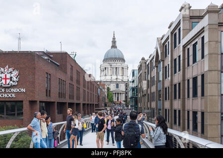 Los peatones caminando a través del Puente del Milenio en Londres, mirando hacia la catedral de San Pablo
