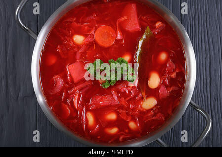 Deliciosa sopa de remolacha roja con judías blancas o borscht en una  cazuela de acero inoxidable pan sobre la mesa de madera negra, la receta  auténtica, vista horizontal fro Fotografía de stock - Alamy