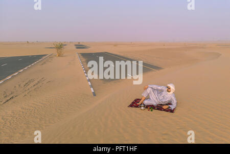 Hombre tuareg beber té en un desierto Foto de stock
