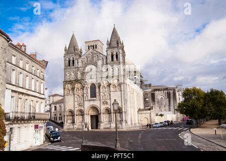 Francia, Charente, Angouleme, la catedral de Saint-Pierre, Vista exterior de la catedral románica Foto de stock