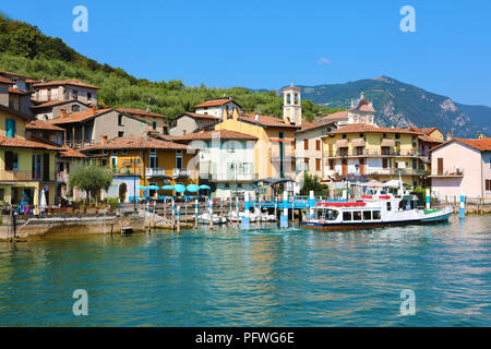 MONTE ISOLA, Italia - 20 de agosto de 2018: vista de la pequeña aldea de Carzano en Monte Isola isla en medio del lago de Iseo, Italia