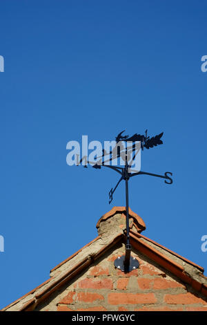 Veleta diseñado como una bruja con un gato negro en una escoba montado sobre un frontón del edificio el condado de Zala hungría Foto de stock