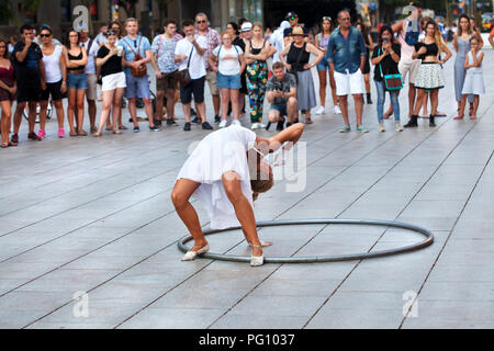Mujer realizar con rueda Cyr, Barcelona. Foto de stock