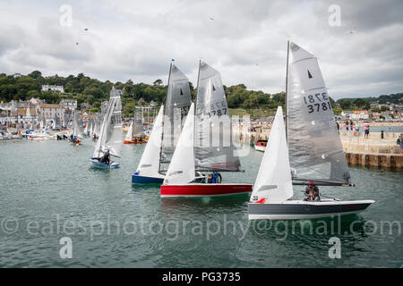 Lyme Regis, Dorset, Reino Unido el 23 de agosto de 2018. Clase de Merlin dingies navegar a la derecha en un concurrido puerto en los vientos tras días de competición de regatas en el Campeonato Nacional de Vela. Crédito: Julian Eales/Alamy Live News Foto de stock