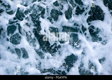 Una macro shot de agua del mar, creando patrones interesantes como golpea el costado de un buque.