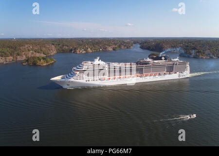 Lidingo, Suecia - 31 de julio de 2018: Vista aérea del buque de crucero MSC Preziosa operado por MSC Cruceros salir de Estocolmo en 15 días, un viaje de ida y vuelta Northe