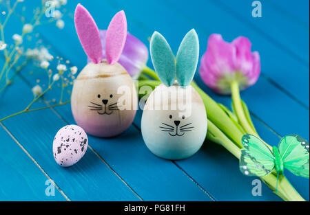 Dos huevos de Pascua pintados con orejas de conejo Foto de stock