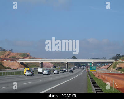 La construcción del sur de paso del Rodoanel, autopista Imigrantes, São Paulo, Brasil Foto de stock