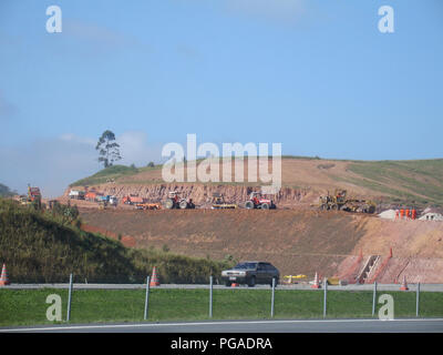 La construcción del sur de paso del Rodoanel, autopista Imigrantes, São Paulo, Brasil Foto de stock