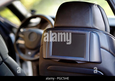 Coche Adentro. Interior De Coche Moderno De Lujo De Prestigio. Tres  Pantallas De TV Para Pasajeros Con Espacio De Copia Del Panel De Control De  Medios Y Maqueta Fotos, retratos, imágenes y