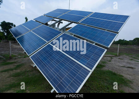 Las plantas de energía solar son utilizados para el proyecto de riego, cerca de Sona Masjid. Chapainawabganj, Bangladesh. Foto de stock
