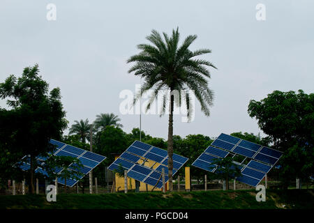 Las plantas de energía solar son utilizados para el proyecto de riego, cerca de Sona Masjid. Chapainawabganj, Bangladesh. Foto de stock