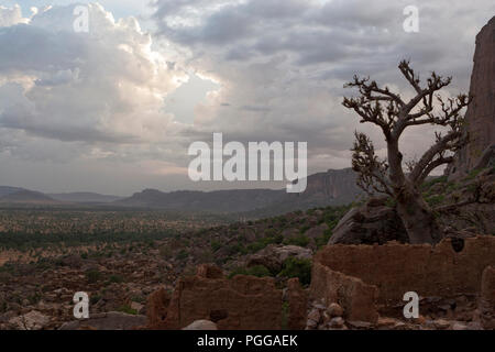 Sahel paisaje con baobab y construcciones de barro, cerca de Bandiagara en el país Dogón, Malí, África Foto de stock