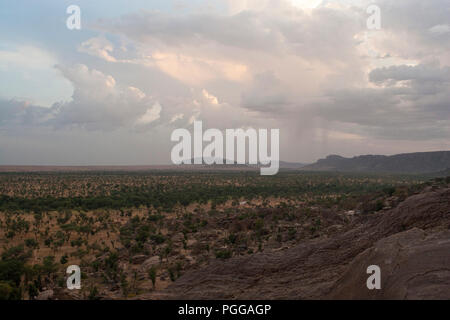 Sahel paisaje visto trom Bandiagara en el país Dogón, Malí, África Foto de stock