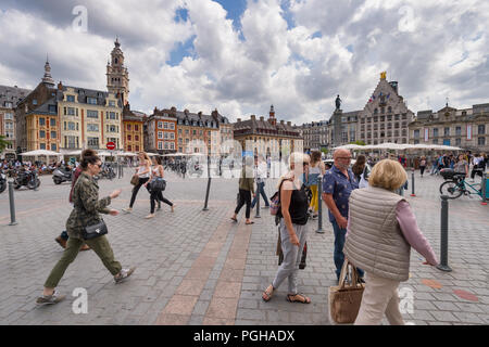 Lille, Francia - 15 de junio de 2018: la gente caminando en la place du Général de Gaulle Square, también llamado Grand Place o plaza principal.