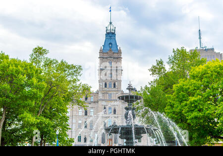 El Parlamento de Quebec y la fuente en la ciudad de Quebec Foto de stock