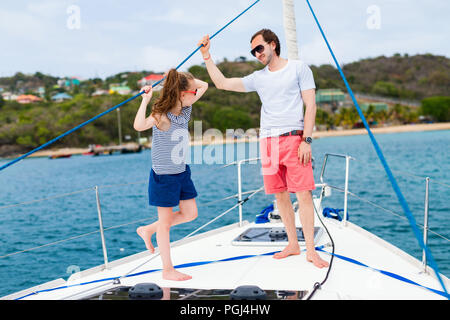 Padre e hija a bordo del velero que aventura de viaje de verano Foto de stock