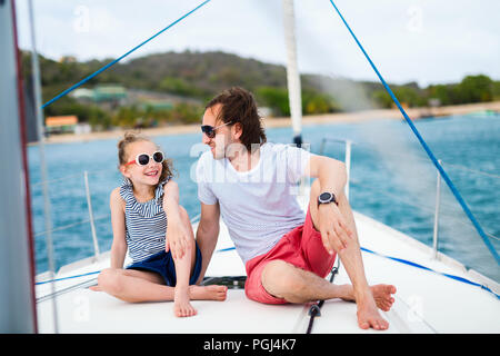 Padre e hija a bordo del velero que aventura de viaje de verano Foto de stock