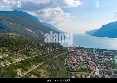 Vista aérea de la ciudad de Nago Torbole y el río Sarca. Nago Torbole -es una comuna en Trentino en el norte de la región italiana de Trentino Alto en el norte shor Foto de stock
