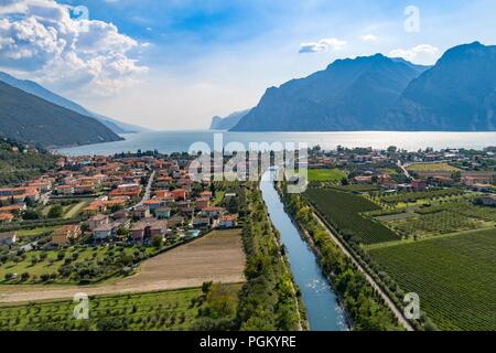 Vista aérea de la ciudad de Nago Torbole y el río Sarca. Nago Torbole -es una comuna en Trentino en el norte de la región italiana de Trentino Alto en el norte shor Foto de stock