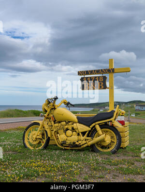Moto amarilla en la parte delantera del sidecar amarillo B&B en el Cabot Trail en Saint Joseph du Moine, Nova Scotia Foto de stock