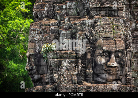 El Bayon, templo principal de la antigua ciudad de Angkor Thom, en la provincia de Siem Reap (Camboya - Asia). El más famoso monumento de Camboya. Foto de stock