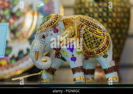 Modelo De Elefante De Cerámica De Gres Lindo Para La Venta Souvenirs  Premium De Tailandia Foto de stock y más banco de imágenes de Animal -  iStock