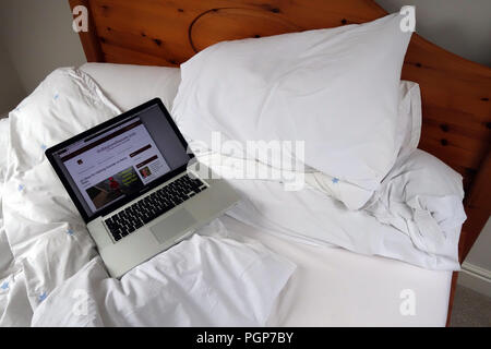 Dormía en la cama con sábanas y ropa de cama en la parte superior izquierda  del portátil. Liberados de la propiedad Fotografía de stock - Alamy