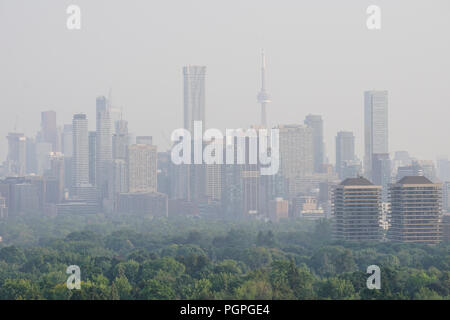 Toronto, Canadá. El 27 de agosto de 2018. A finales de verano Toronto skyline con aire caliente y húmedo, así como bruma bruma causada por los incendios forestales en el norte de Ontario: Crédito CharlineXia/Alamy Live News Foto de stock