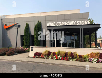 compartir violación tragedia La tienda Nike en el aeropuerto internacional de Portland en Oregon, visto  el domingo, 23 de febrero de 2020 Fotografía de stock - Alamy
