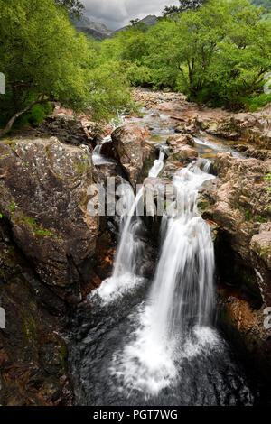 Lower Falls sobre las aguas del río Nevis en Glen Nevis valle a Achriabhach Highlands escoceses Escocia UK Foto de stock