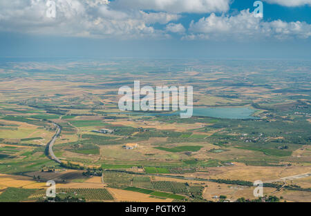Vistas panorámicas al paisaje de los alrededores de Erice, en la provincia de Trapani, Sicilia. Foto de stock